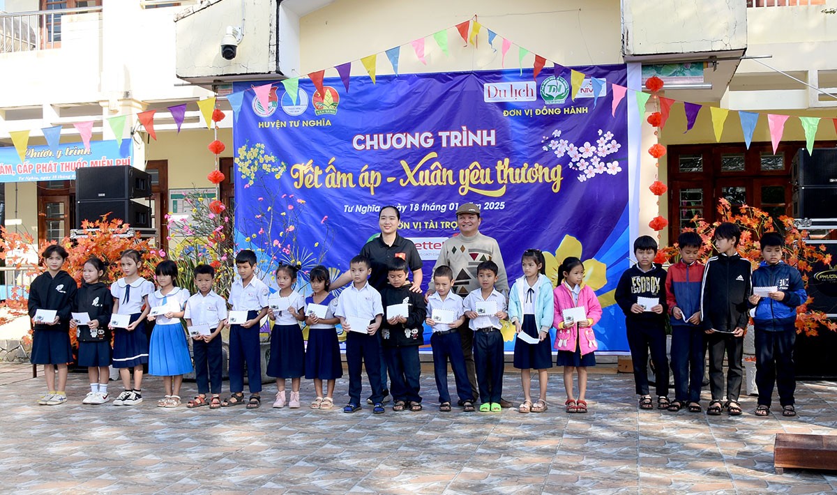 tang-100-suat-qua-tet-va-kham-benh-hot-toc-cho-hoc-sinh-ngheo-tai-quang-ngai-4-1737255875.jpg