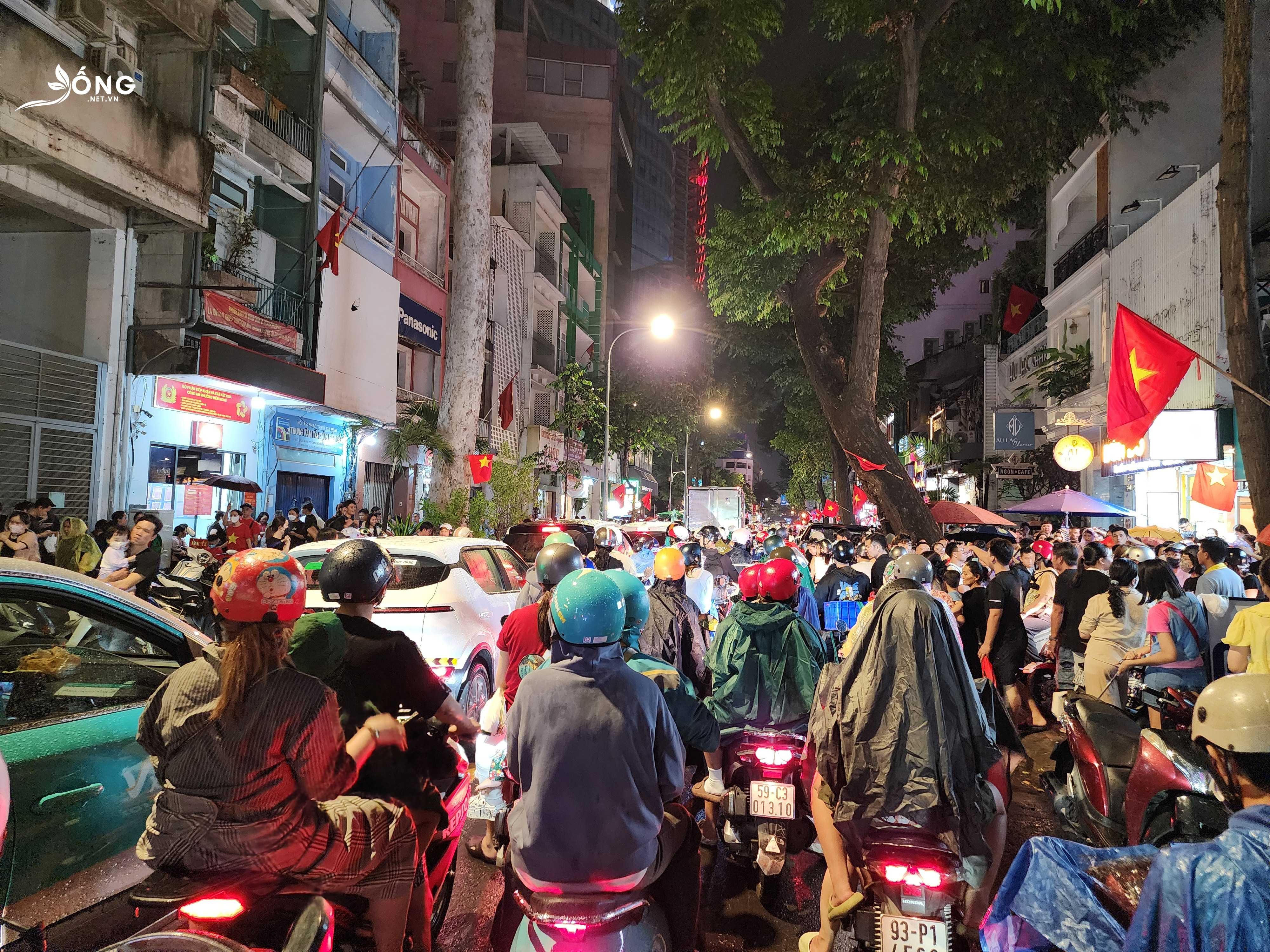 bat-chap-mua-bien-nguoi-o-tpho-chi-minh-van-hoa-minh-vao-khong-khi-dai-le-304-13-1745712822.jpg