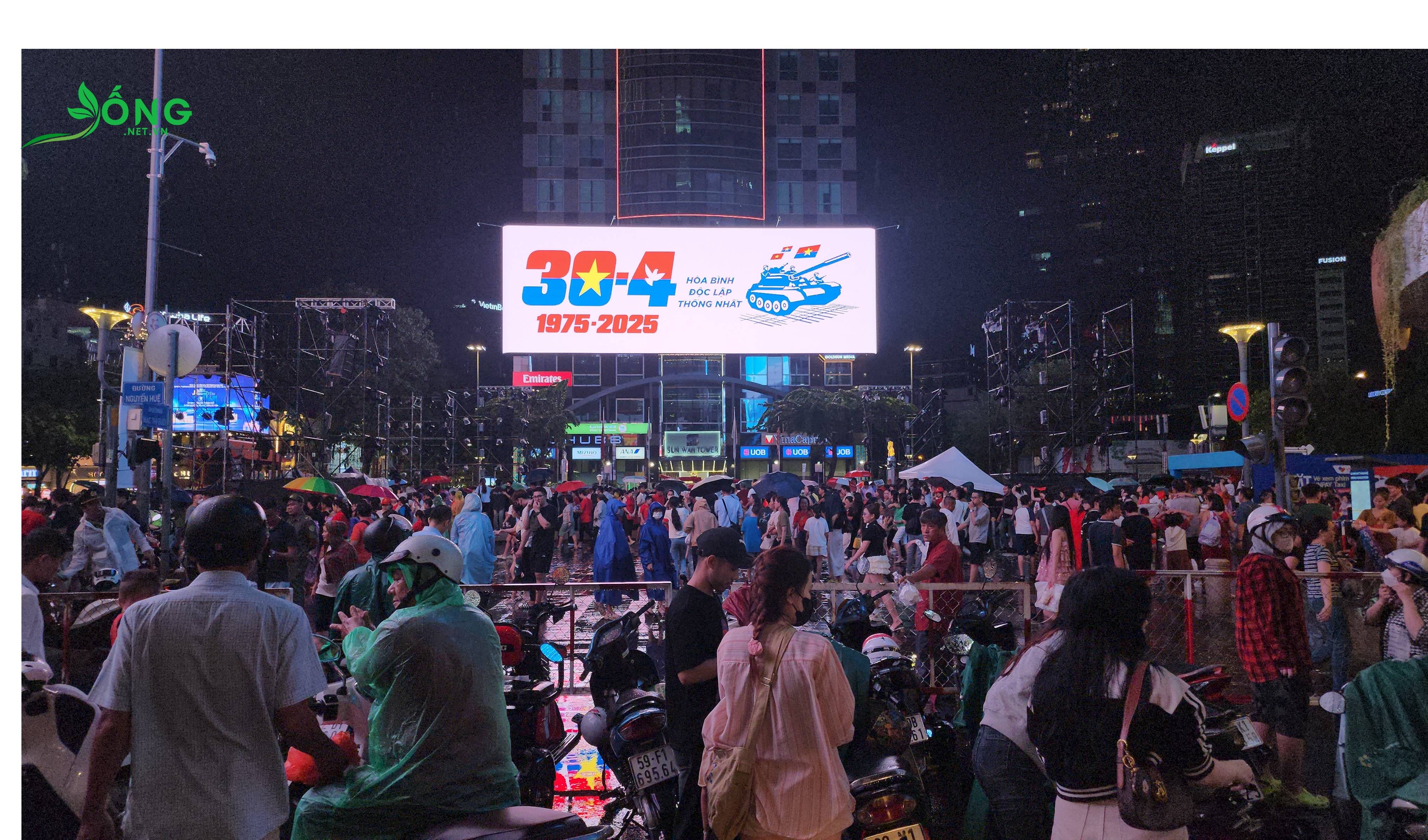 bat-chap-mua-bien-nguoi-o-tpho-chi-minh-van-hoa-minh-vao-khong-khi-dai-le-304-6-1745712559.jpg