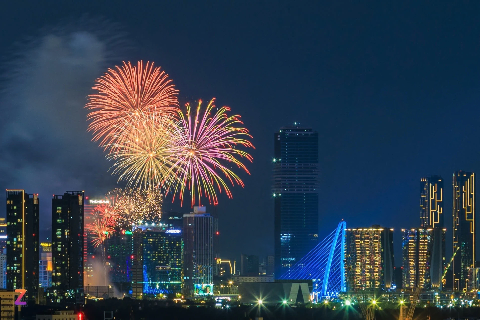 Chật ních người ven đường Tố Hữu ngắm pháo hoa trên bầu trời TP.Hồ Chí Minh đêm 27.4