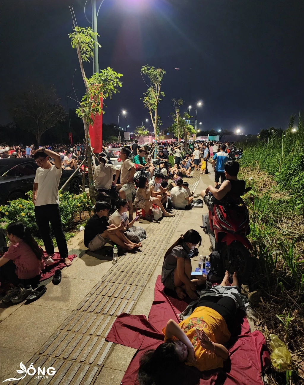 chat-nich-nguoi-ven-duong-to-huu-ngam-phao-hoa-tren-bau-troi-tpho-chi-minh-dem-27-10-1745816095.webp