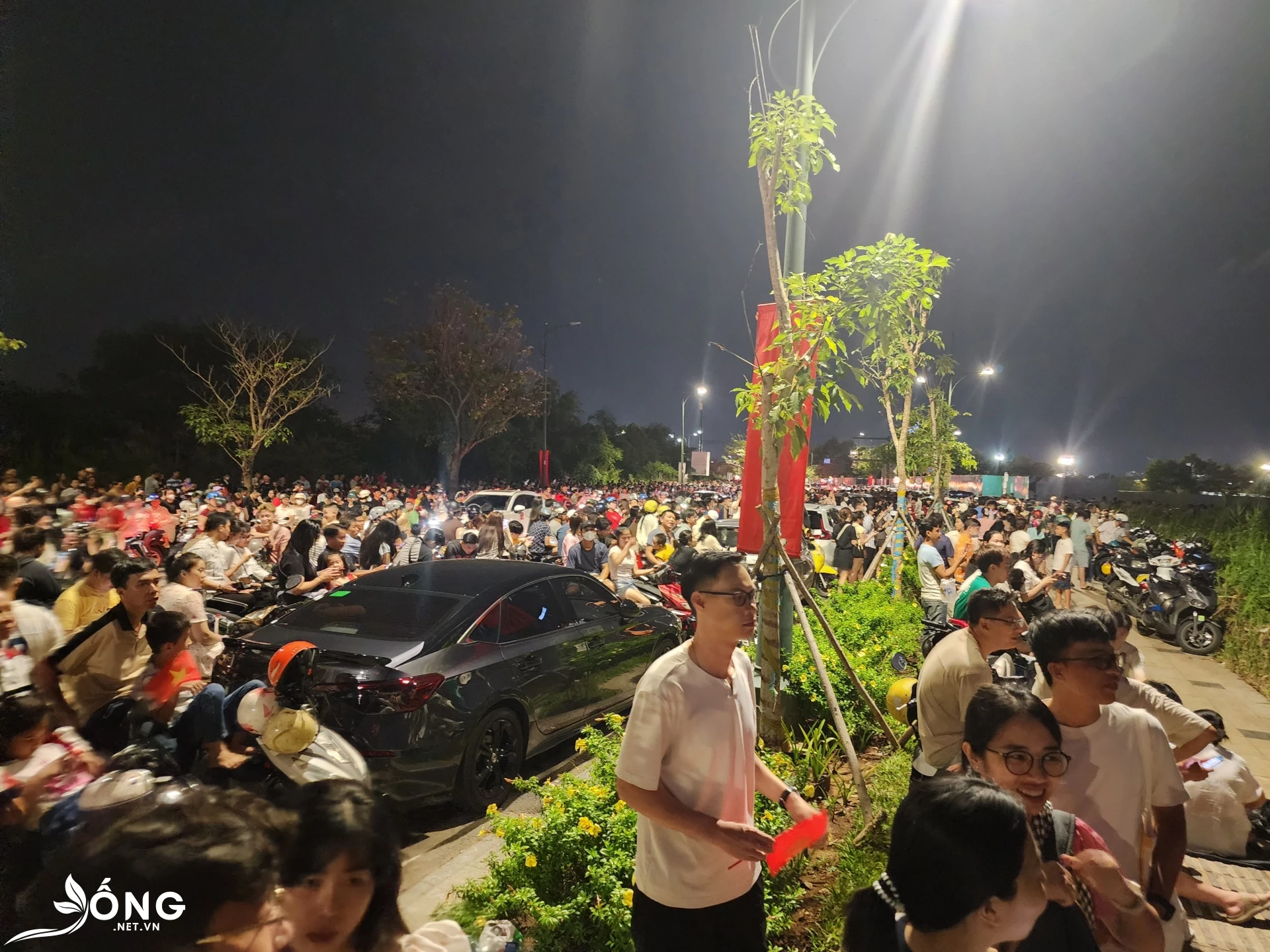 chat-nich-nguoi-ven-duong-to-huu-ngam-phao-hoa-tren-bau-troi-tpho-chi-minh-dem-27-11-1745816096.webp