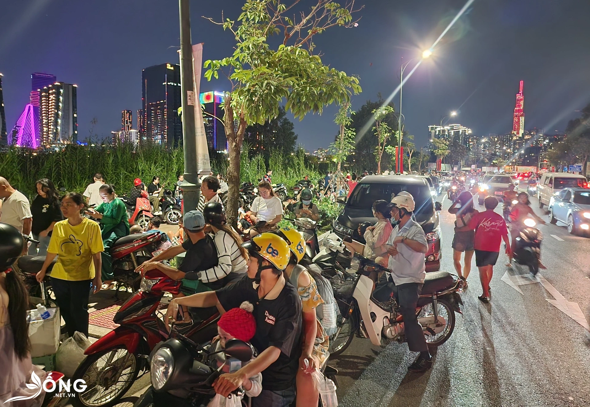 chat-nich-nguoi-ven-duong-to-huu-ngam-phao-hoa-tren-bau-troi-tpho-chi-minh-dem-27-4-1745816095.webp