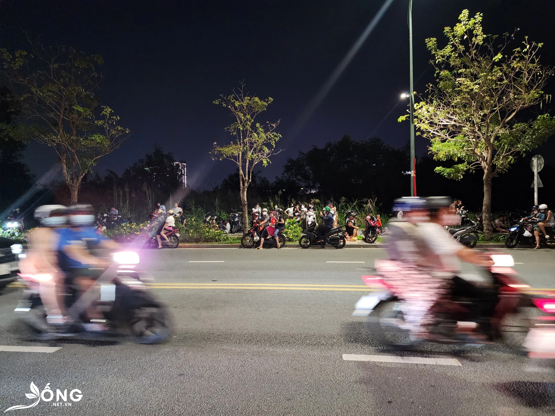chat-nich-nguoi-ven-duong-to-huu-ngam-phao-hoa-tren-bau-troi-tpho-chi-minh-dem-27-7-1745816097.webp