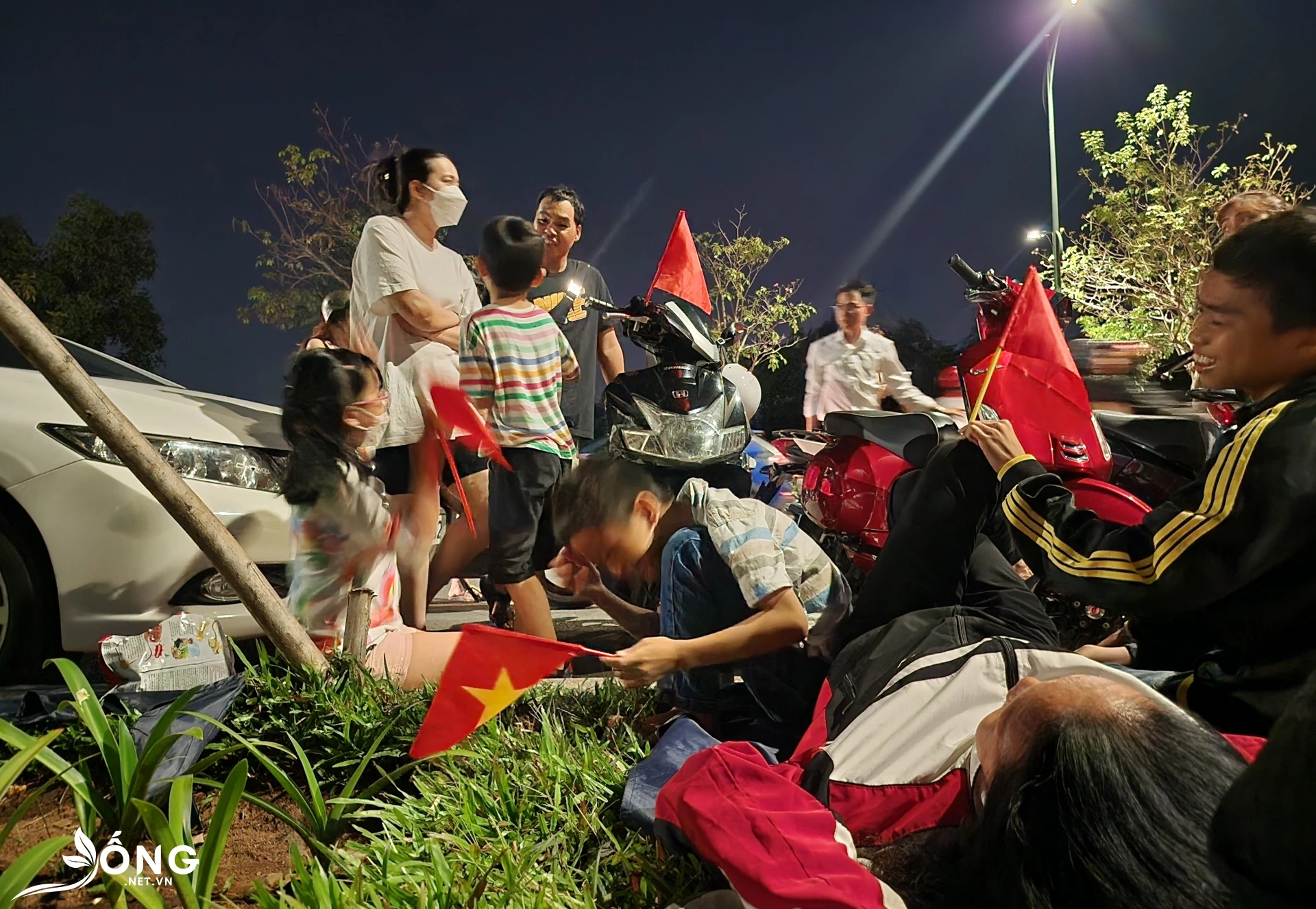 chat-nich-nguoi-ven-duong-to-huu-ngam-phao-hoa-tren-bau-troi-tpho-chi-minh-dem-27-8-1745816095.webp