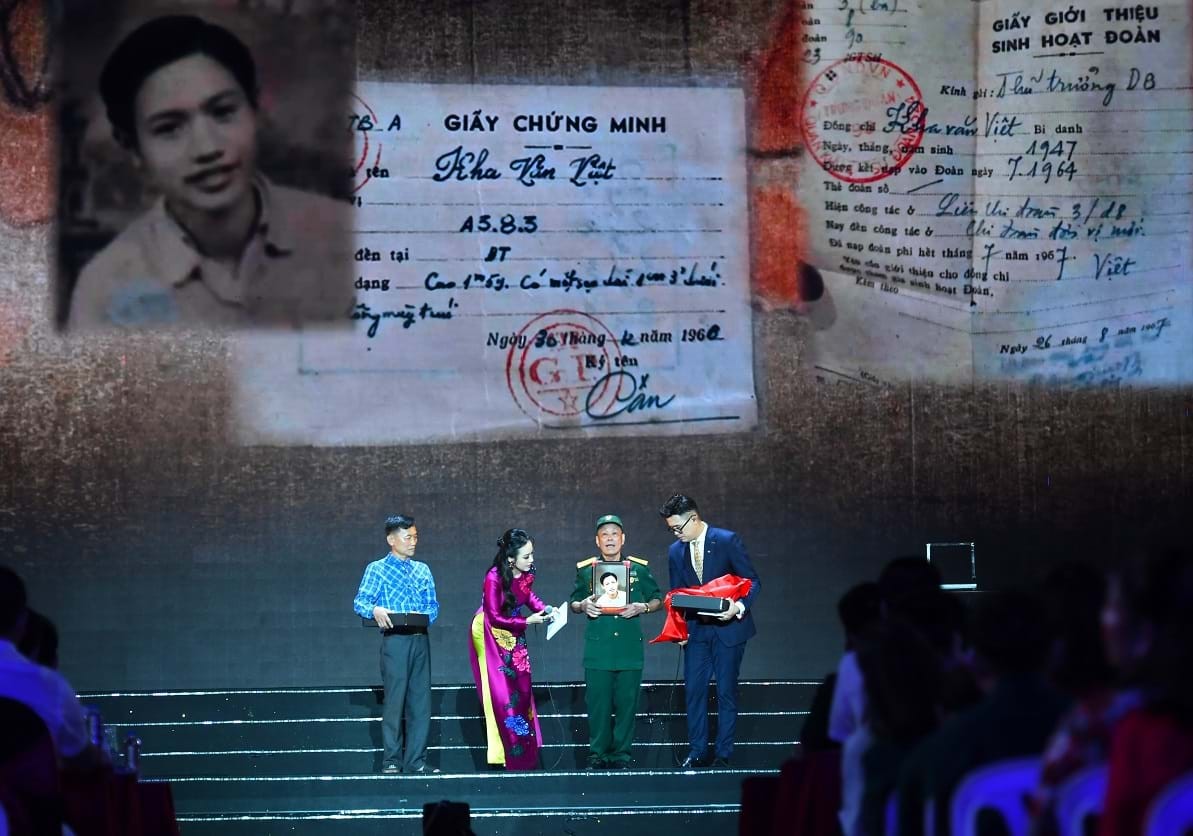 chuong-trinh-vang-mai-khuc-khai-hoan-11-1745812699.jpg