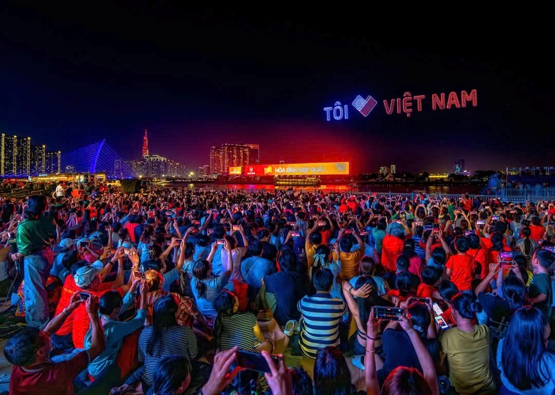 tong-duyet-trinh-dien-10500-drone-tren-song-sai-gon-1-1745898485.webp