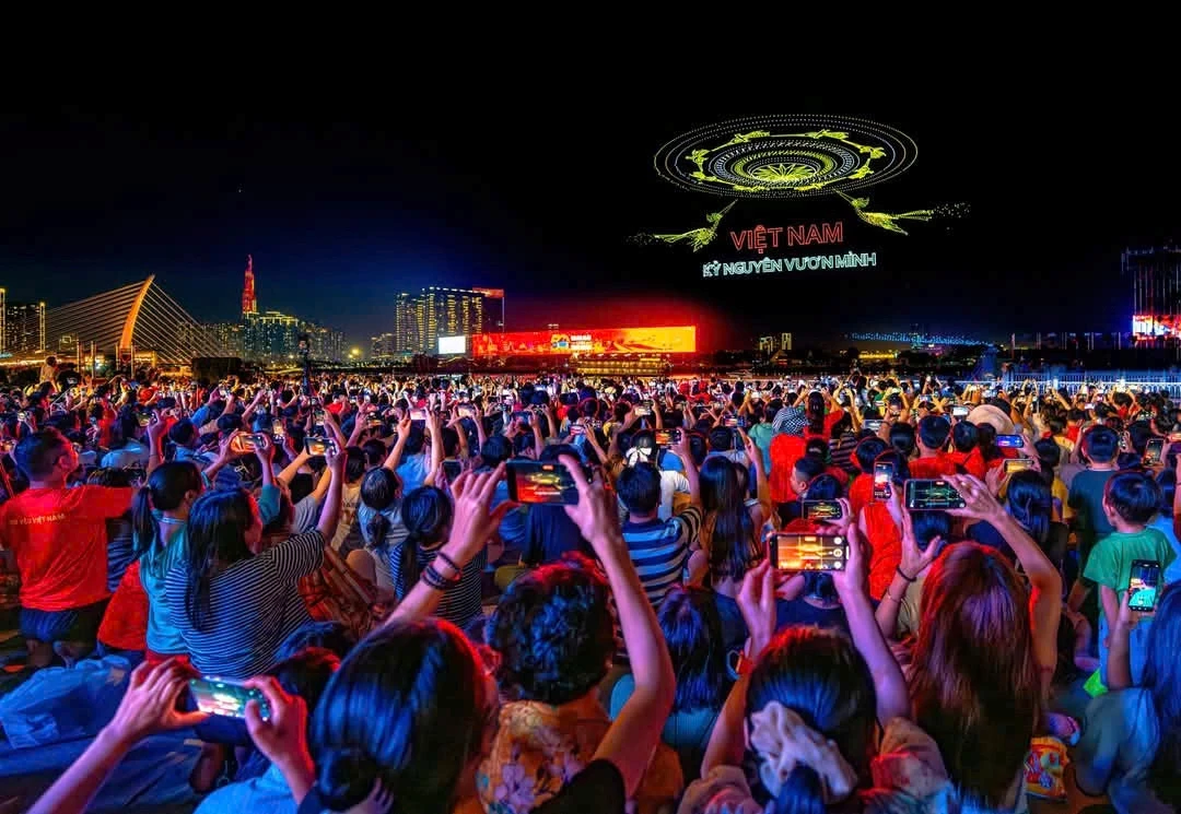 tong-duyet-trinh-dien-10500-drone-tren-song-sai-gon-2-1745898691.webp