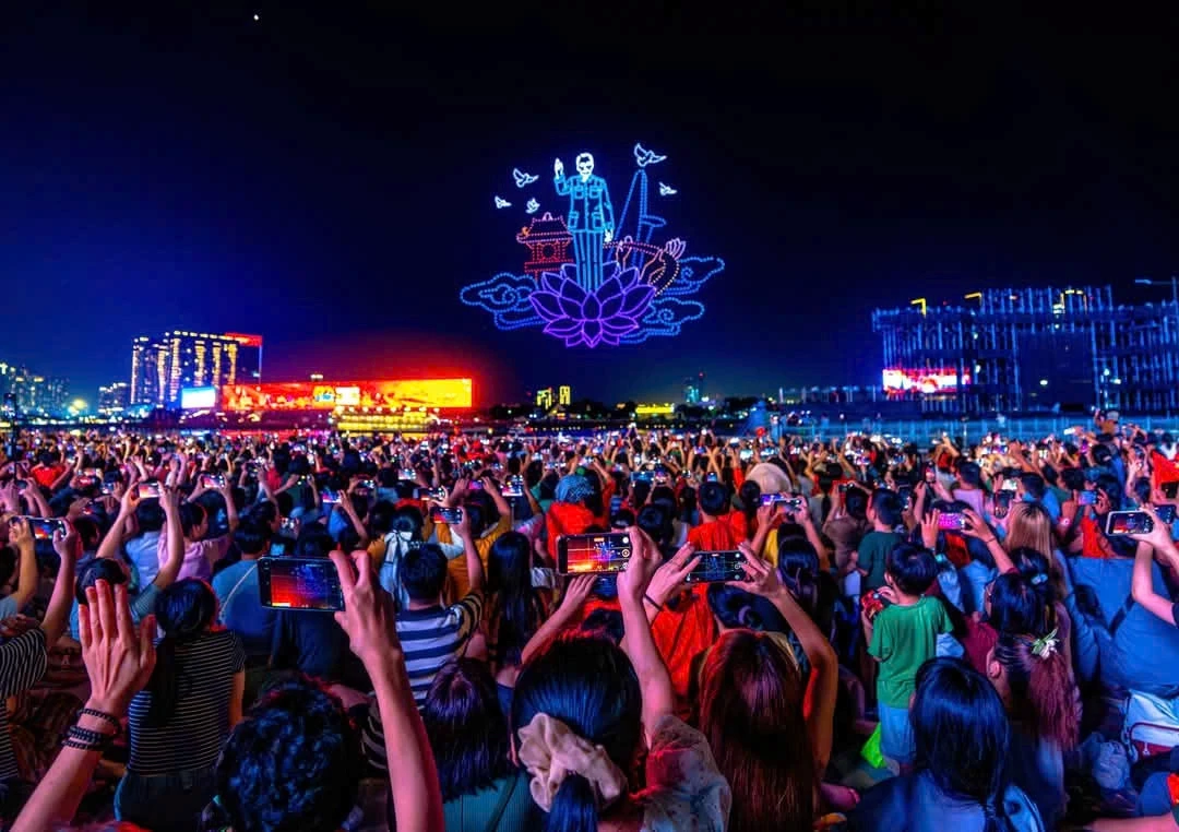 tong-duyet-trinh-dien-10500-drone-tren-song-sai-gon-3-1745898485.webp
