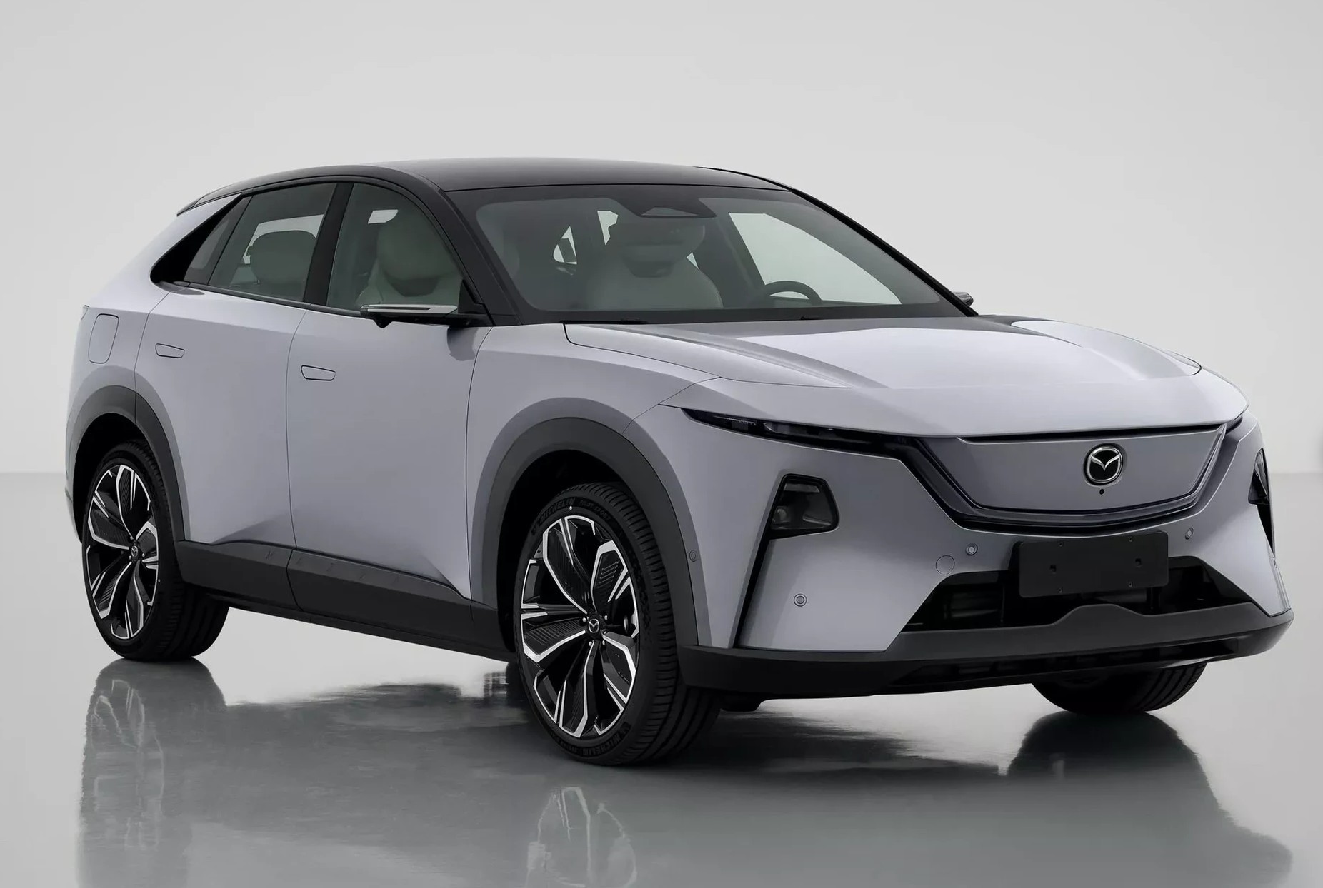 mazda-ez-60-ra-mat-voi-man-hinh-265-inch-va-hud-100-inch-crossover-lai-dien-the-he-moi-cua-mazda-7-1745110925.jpg