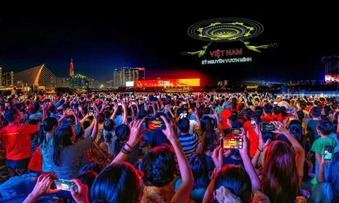 Tổng duyệt trình diễn 10.500 drone trên sông Sài Gòn: Điểm trừ vì quảng cáo VNPay!