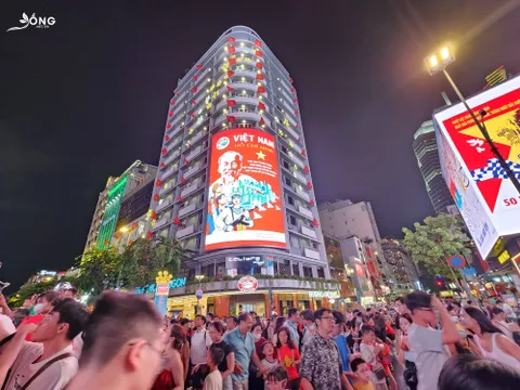 Bất chấp mưa, biển người ở TP.Hồ Chí Minh vẫn hòa mình vào không khí trước thềm đại lễ 30.4