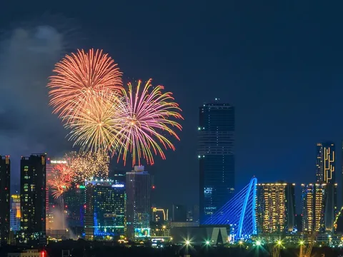 Chật ních người ven đường Tố Hữu ngắm pháo hoa trên bầu trời TP.Hồ Chí Minh đêm 27.4