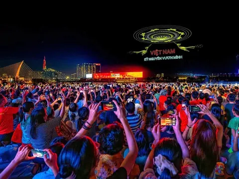 Tổng duyệt trình diễn 10.500 drone trên sông Sài Gòn: Điểm trừ vì quảng cáo VNPay!